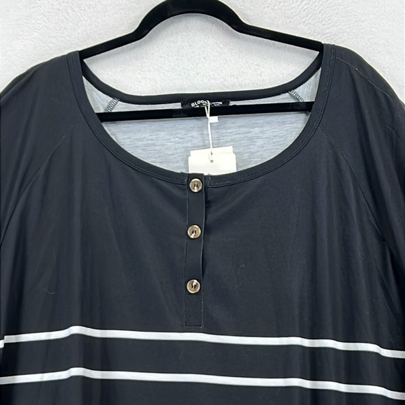 BloomChic Women’s Top Plus Sz 26 Black & White Poly Knit Striped Scoop Neck NWT - Picture 3 of 10